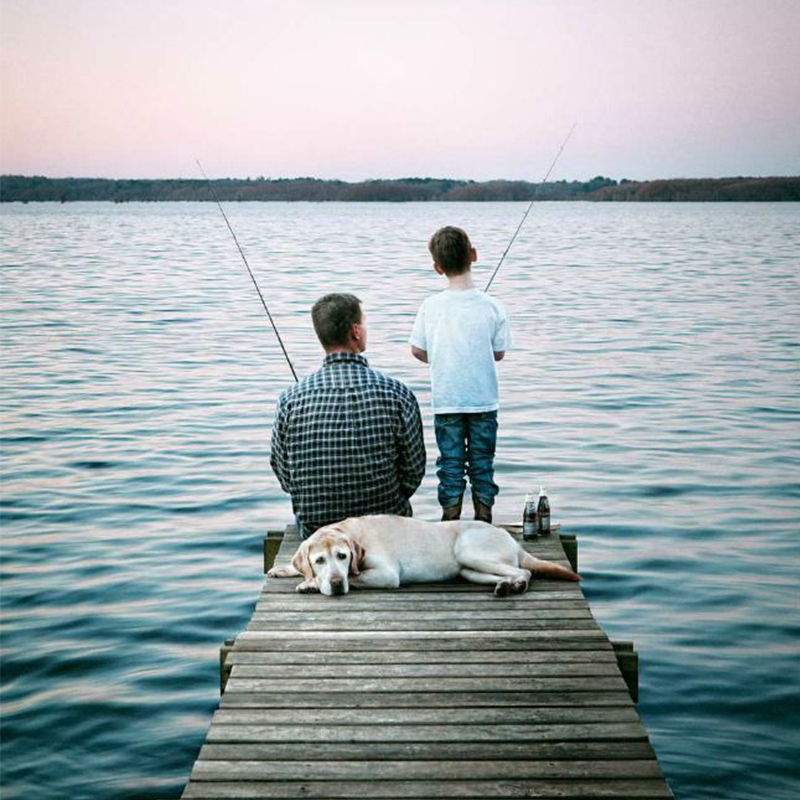Папа с сыном на рыбалке. Рыбалка с сыном. Рыбалка с папой. Отец и сын рыбачат.